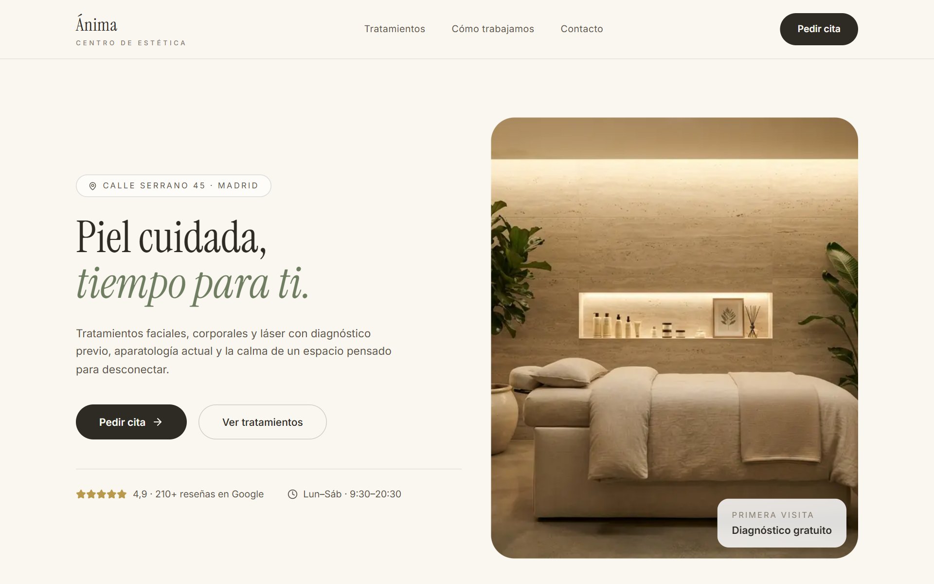 Web de ejemplo para un centro de estética: cabina de tratamientos con luz cálida y titular sereno