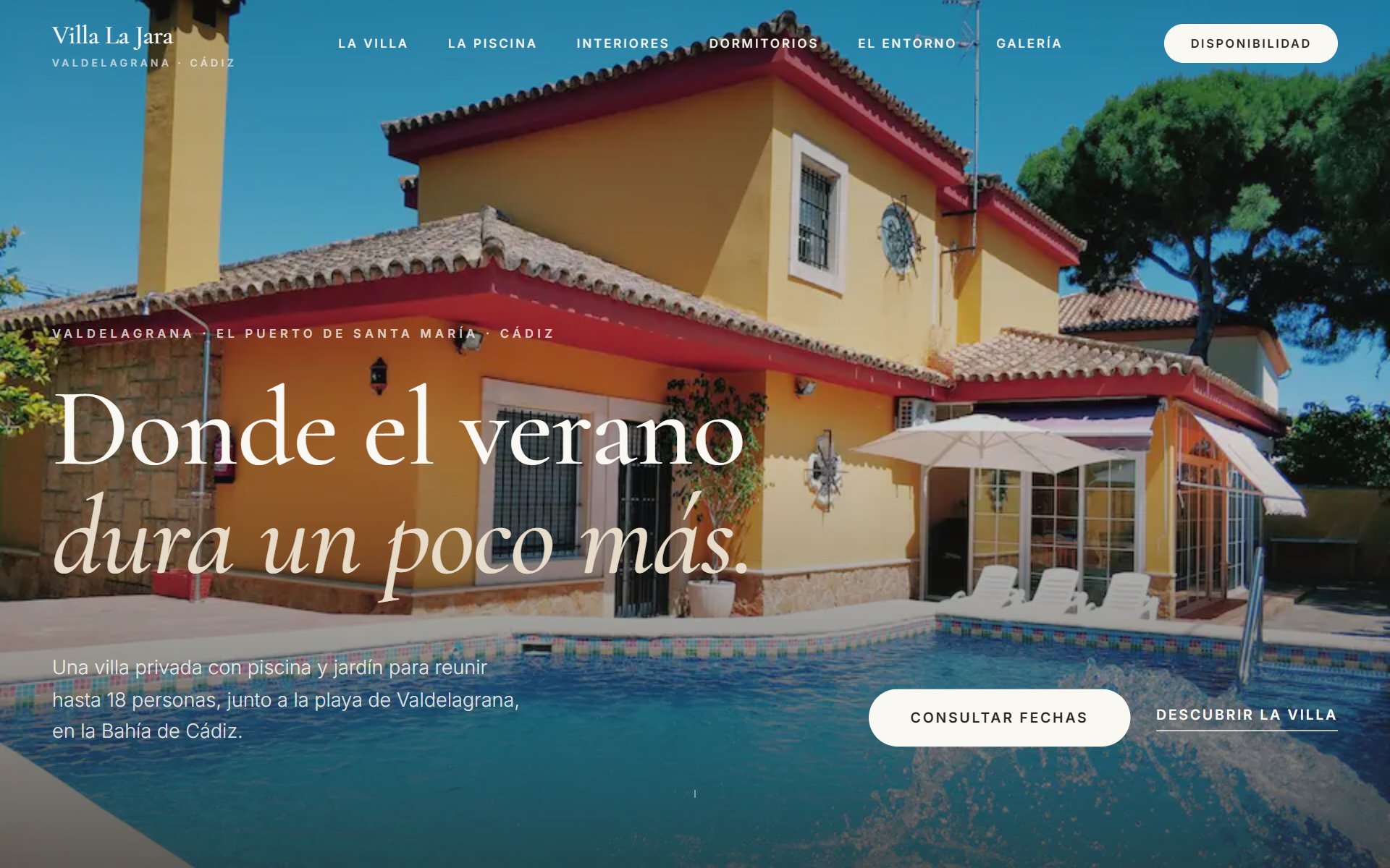 Captura real de la web de Villa La Jara: villa con piscina en Cádiz y titular Donde el verano dura un poco más